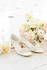 Sandalias de novia Lauren en satén ivory con adorno de perlas, tacón de bloque de 6 cm, cómodas y elegantes para bodas en verano o al aire libre.